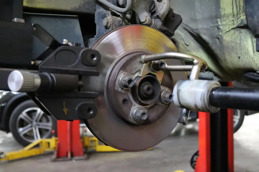 Mechanik w Lublinie – jak przygotować auto do sezonu zimowego i letniego, by uniknąć kosztownych awarii?